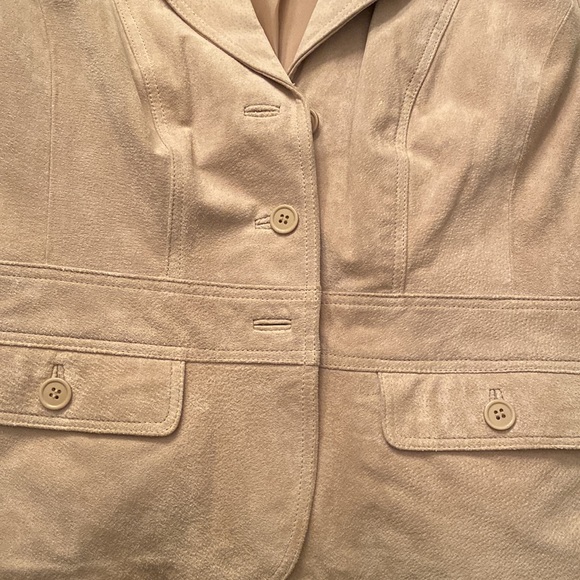 Gently worn St. John’s Bay Tan Leather Button Down Suede Jacket. Size L - Picture 4 of 4